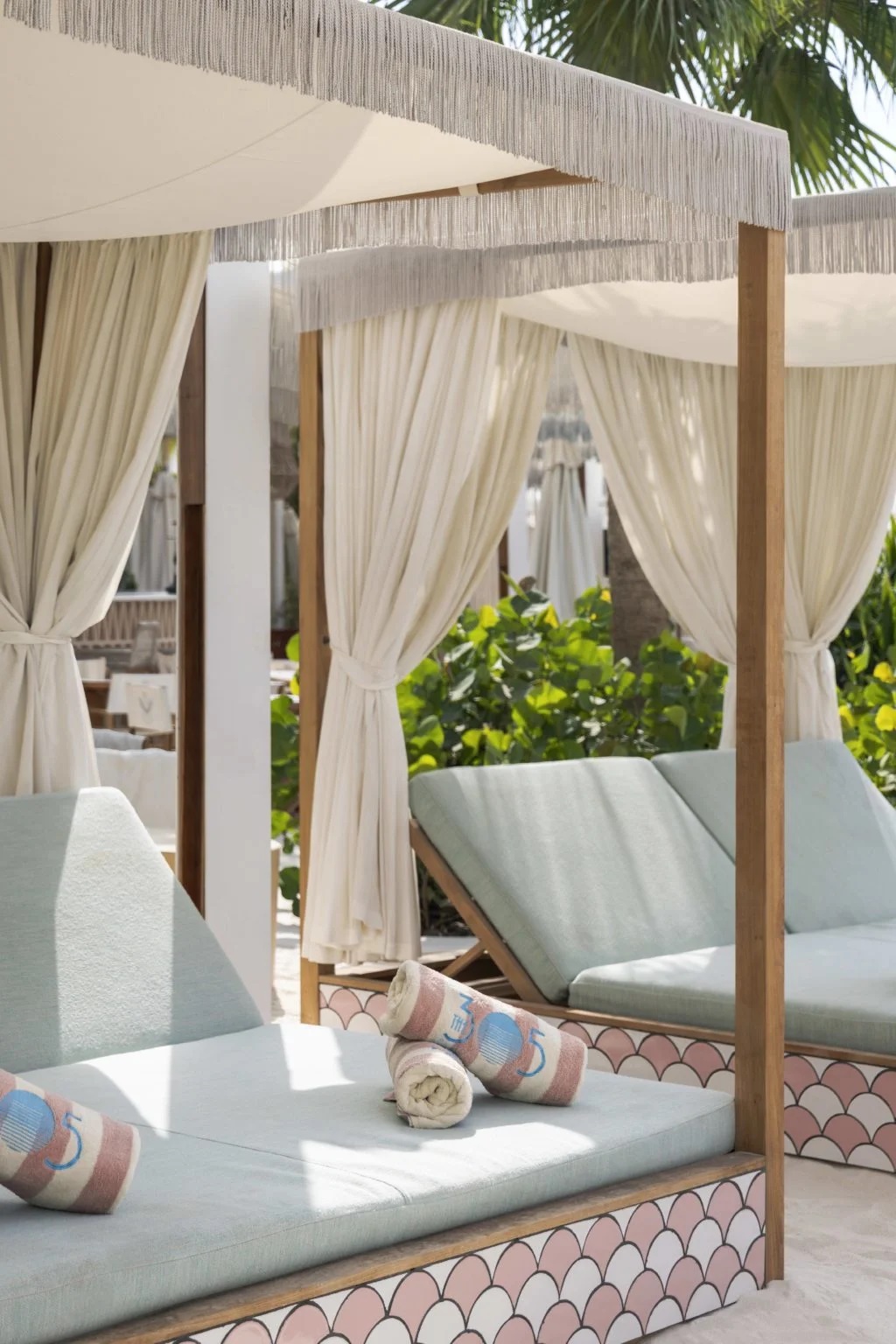 The-305-Restaurant-Furniture-Image-7